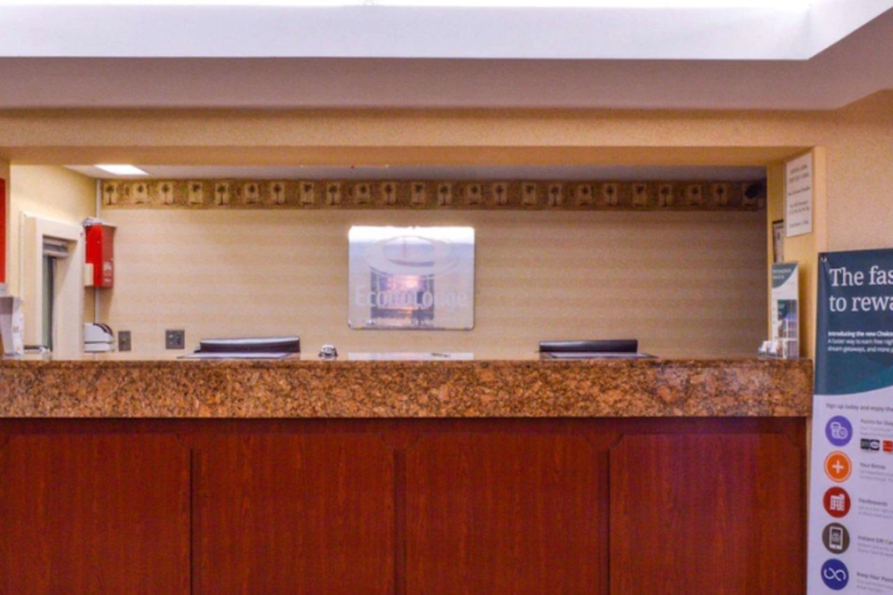 Econo Lodge Уилоубрук Екстериор снимка