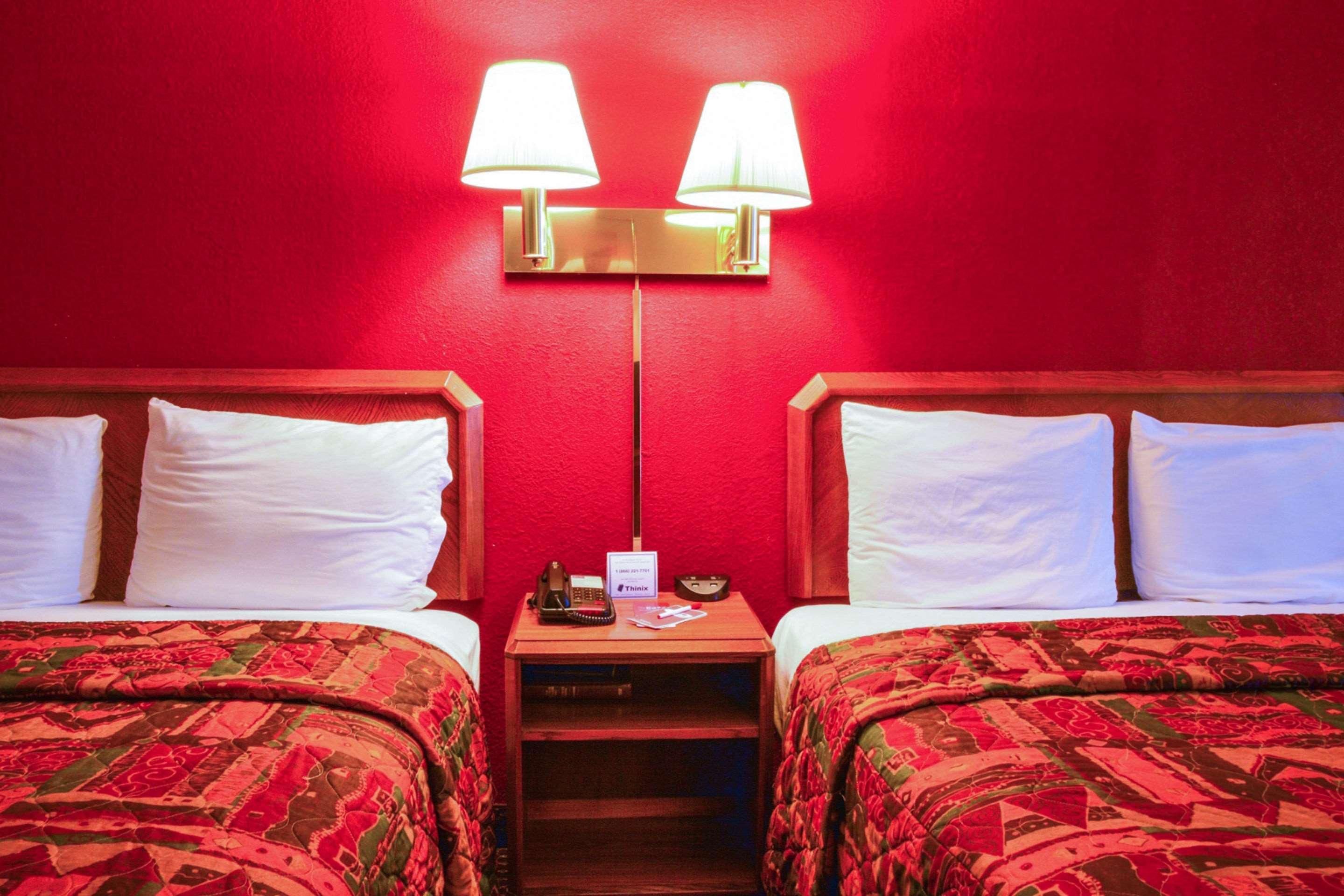 Econo Lodge Уилоубрук Екстериор снимка
