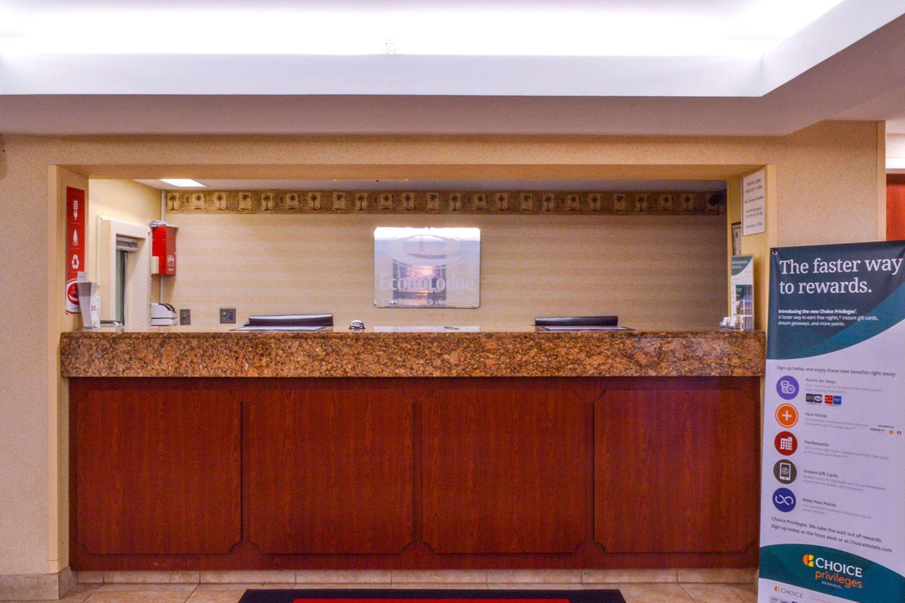 Econo Lodge Уилоубрук Екстериор снимка
