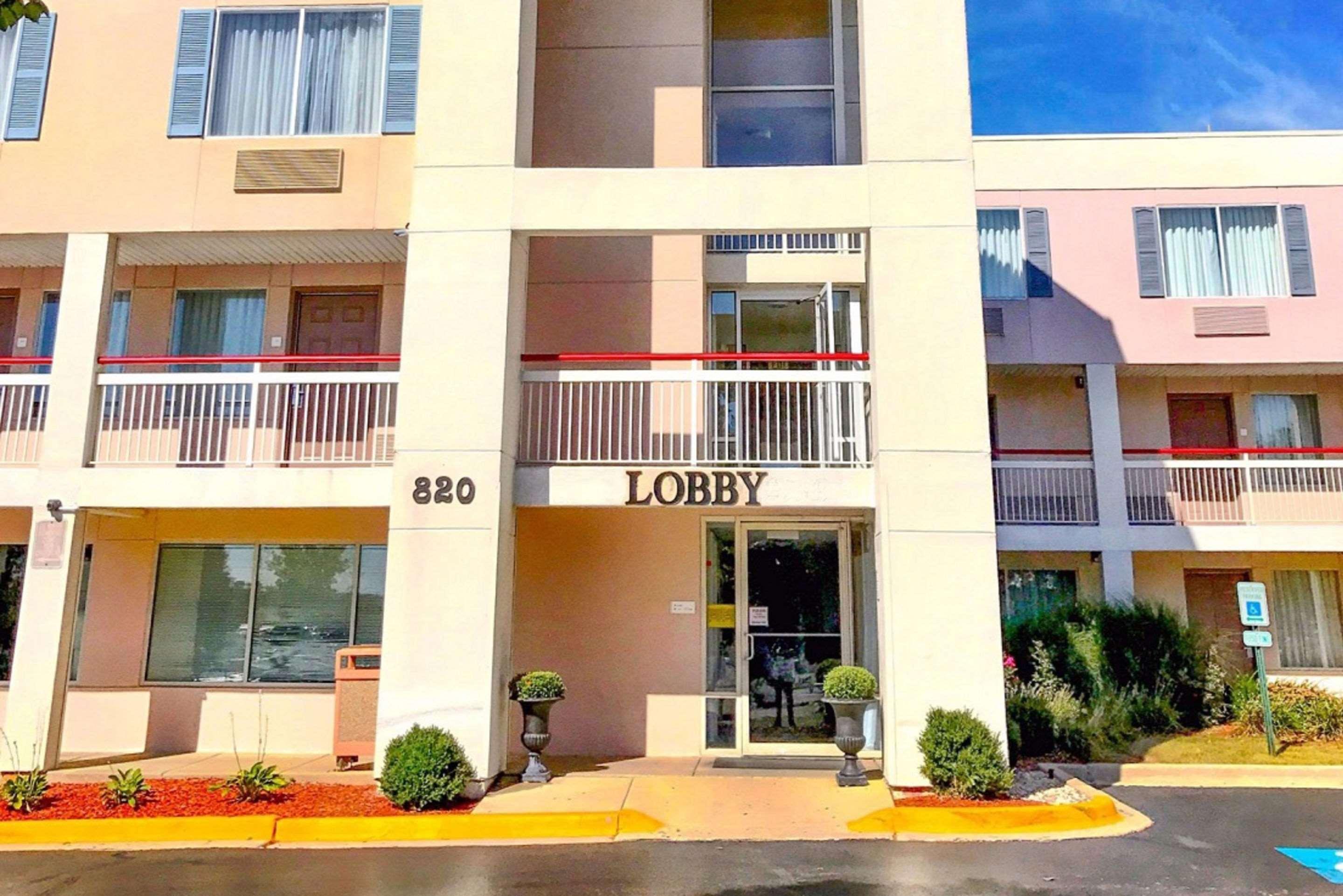 Econo Lodge Уилоубрук Екстериор снимка