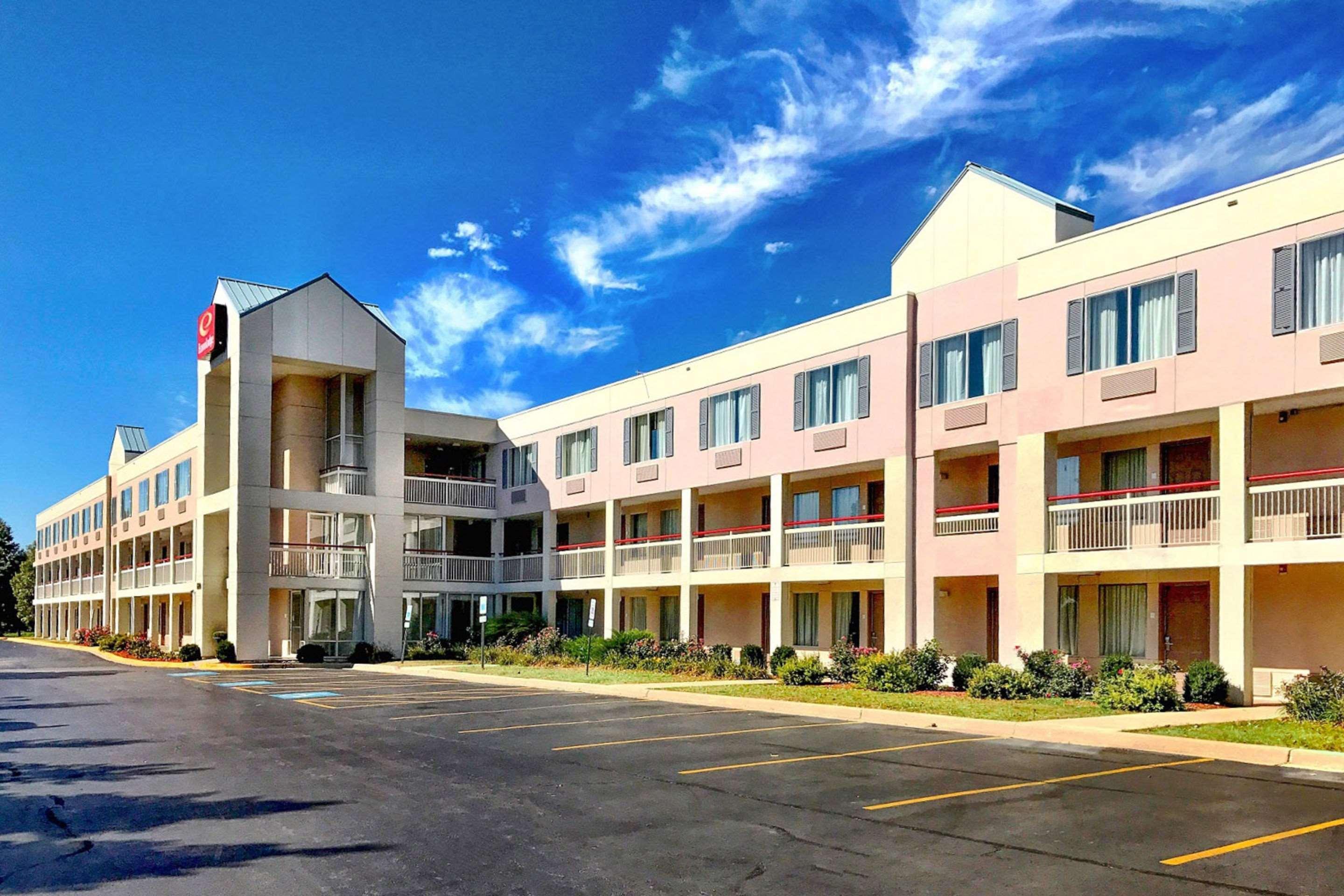 Econo Lodge Уилоубрук Екстериор снимка
