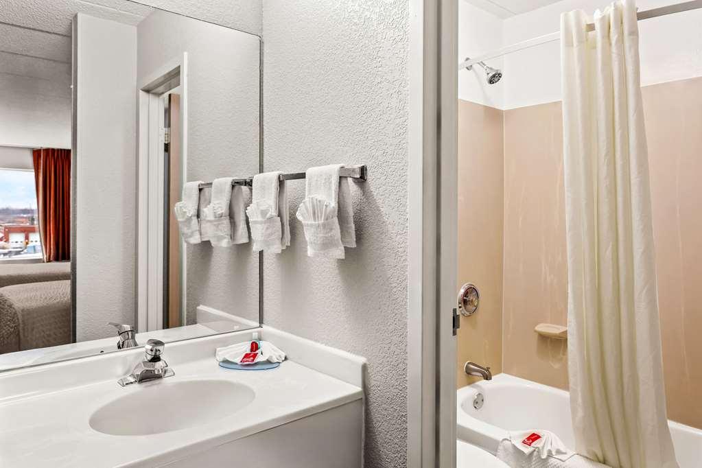 Econo Lodge Уилоубрук Стая снимка