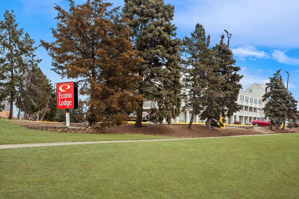 Econo Lodge Уилоубрук Екстериор снимка