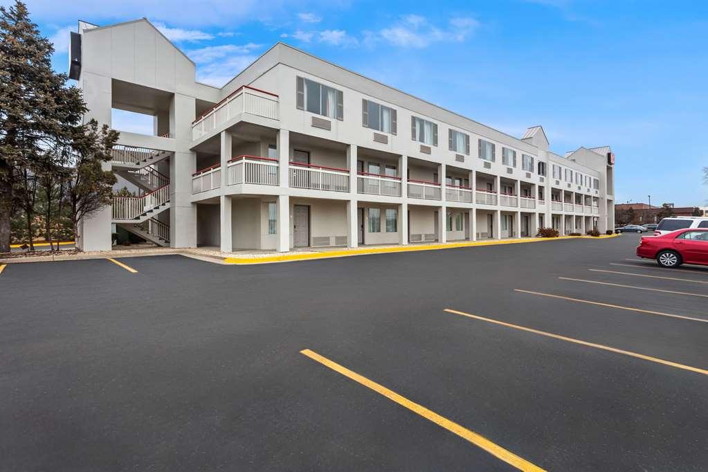 Econo Lodge Уилоубрук Екстериор снимка